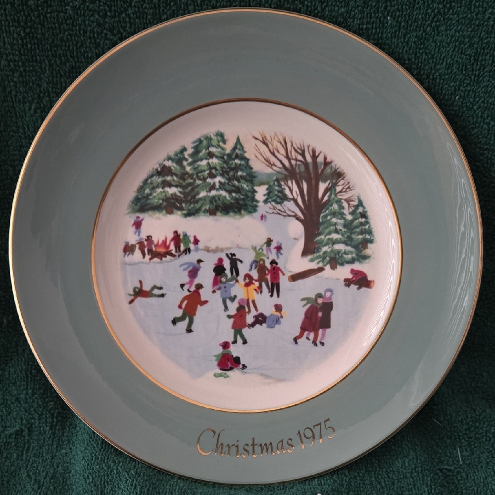 Christmas 1975 Decorative Plate